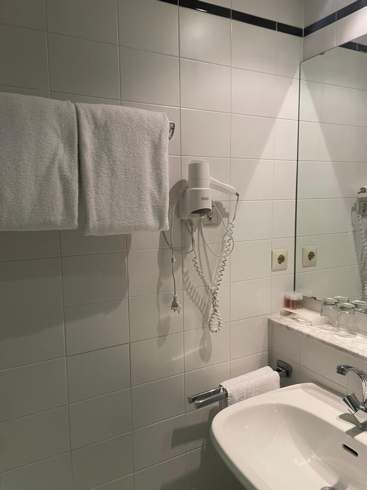 Hotel Bitterfelder Hof Экстерьер фото