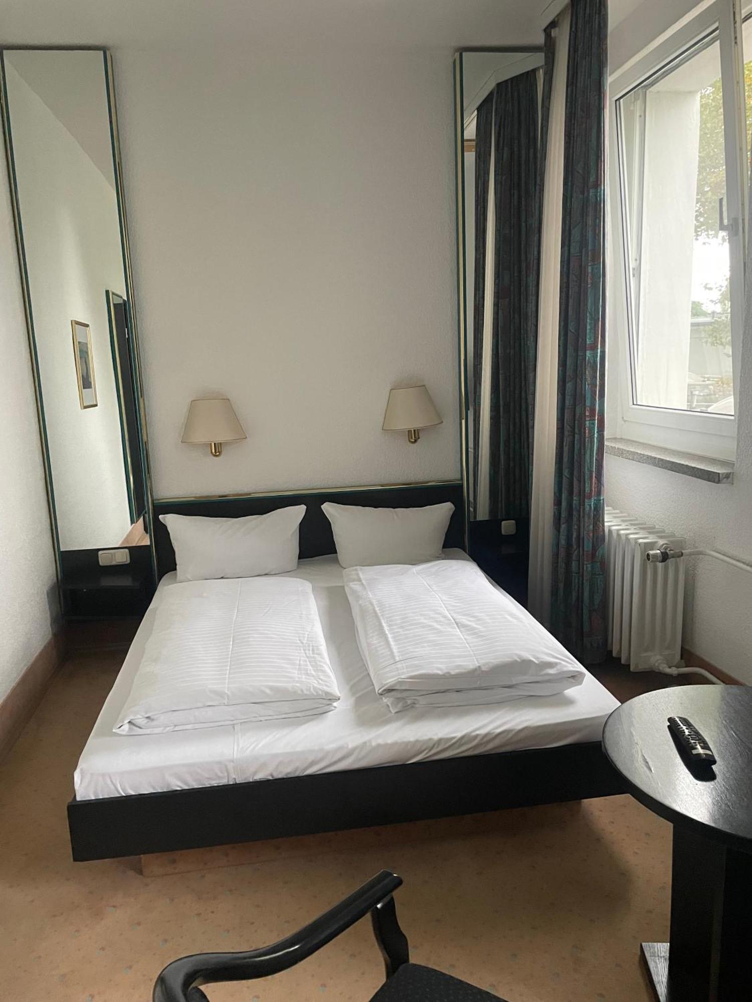 Hotel Bitterfelder Hof Экстерьер фото