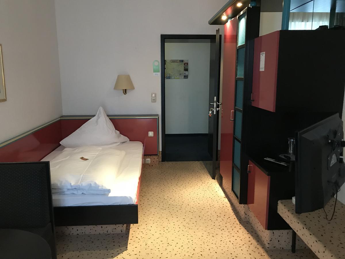 Hotel Bitterfelder Hof Экстерьер фото